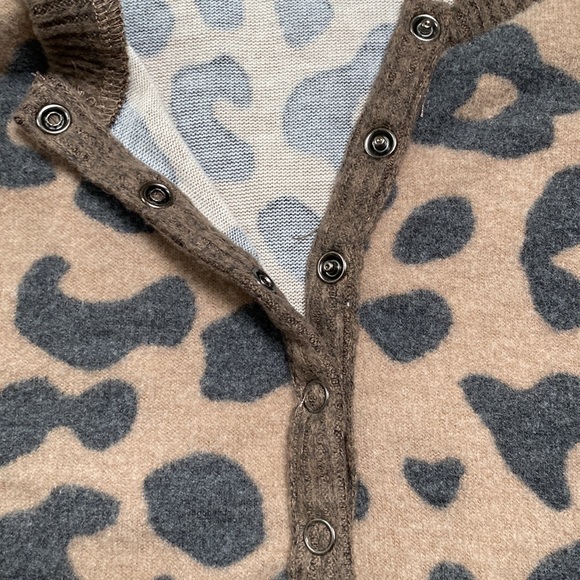 Hem & Thread V-Neck Hacci Leopard Top 💗 Brown & Gray - Picture 9 of 14